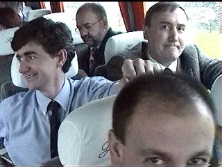 El ambiente es alegre y distendido, a la espera de recoger a 'Txerra' en Gasteiz.