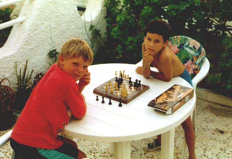 1.994 'Hobbies' sin ordenador: Ajedrez en Alicante (en ingls).