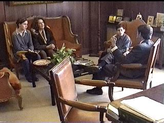 El alcalde estuvo muy simp�tico y nos cont� innumerables an�cdotas que Leire fue recogiendo para la Historia de Getxo. Nos relat� que en un antiguo incendio se hab�a perdido mucha documentaci�n sobre Getxo.