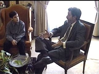 El alcalde nos cont� algunos proyectos del municipio. Y al final nos regal� dos camisetas de Getxo y nos prometi� un libro con la Historia del municipio.