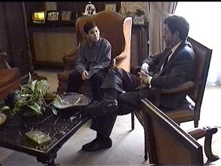 El alcalde nos cont� c�mo en aquel despacho se hab�a reunido un Consejo de Ministros (del General Primo de Ribera). Nos mostr� una placa conmemorativa de madera presente en su despacho.