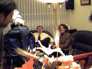 Fotos grabadas por m, del reportaje que hicieron en casa. Aqu, el periodista Gonzalo Massip con mis padres.