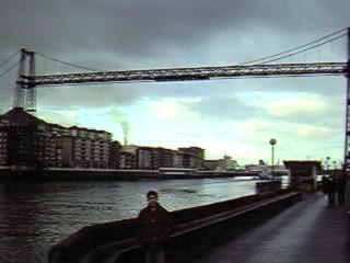 El 'Puente Bizkaia', popularmente conocido como el Puente Colgante, es una arquitectura en hierro, que une el Municipio de Getxo con el de Portugalete, salvando la r�a del Nervi�n. La obra, finalizada en julio de 1.893, es de Alberto Palacio.