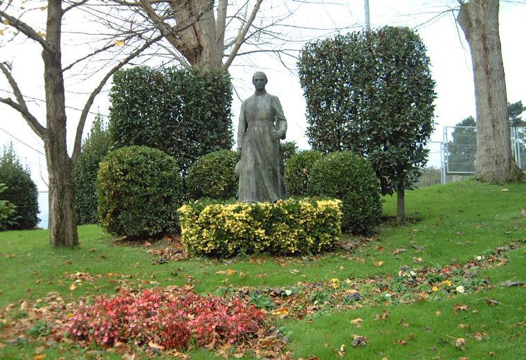Estatua de San Antonio Mar�a Claret, el fundador del Colegio. Foto 1.