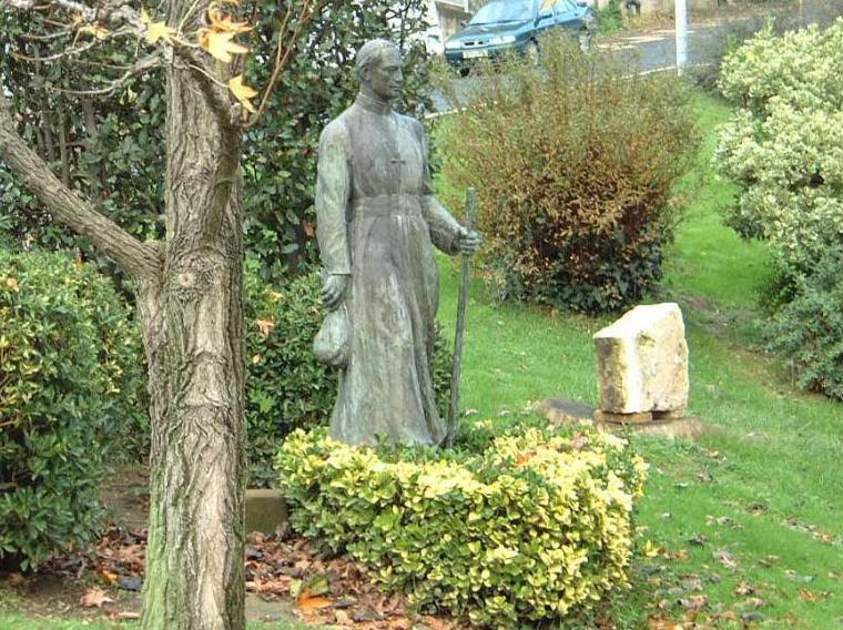 Estatua de San Antonio Mar�a Claret, el fundador del Colegio. Foto 2.