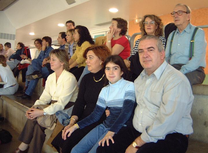 Las familias de los jugadores. Arriba derecha, mi abuelo y mi madre. Debajo, los Markaida (Mikel, Yolanda y Maialen) y Arantza, madre de Rub�n.