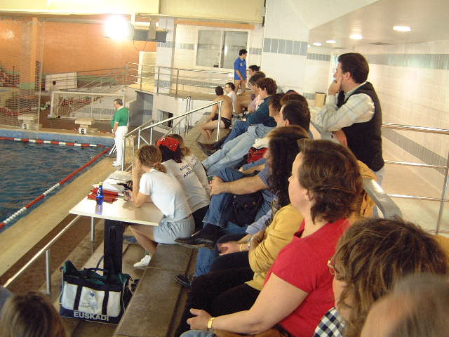 P�blico, �rbitros,... en la piscina de Askartza Claret.