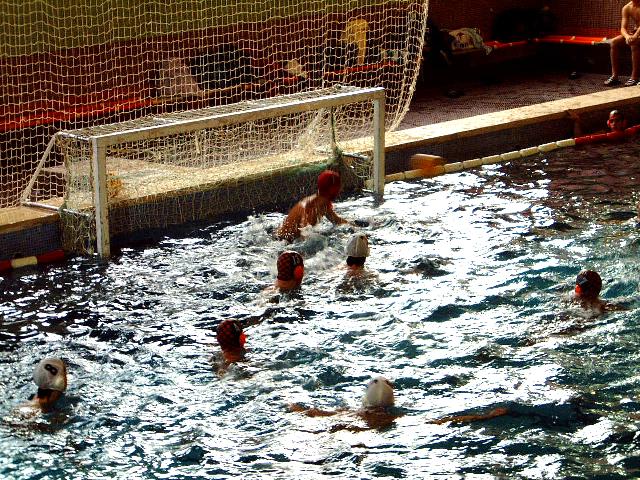 Mi deporte favorito: WATERPOLO (en el colegio Askartza Claret). Nosotros somos de la categor�a CADETE. Aqu� estamos en la piscina del colegio. Yo soy el portero, con el gorro rojo. Haz click para verlo.