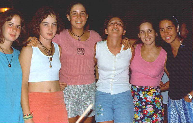 Leire (4� por la izquierda) y sus amigas (1997)