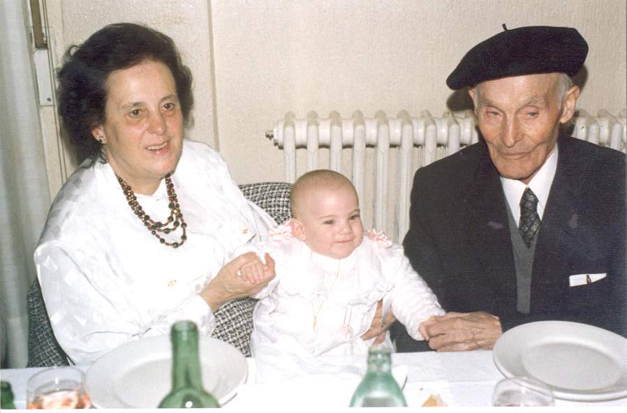 Amaia, en da de su bautizo, con la abuela Esperanza y el bisabuelo Orencio.