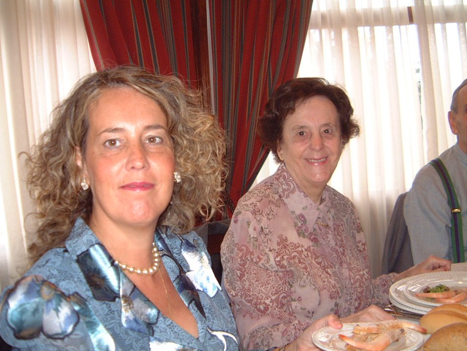 Las novias Carmen y Esperanza...