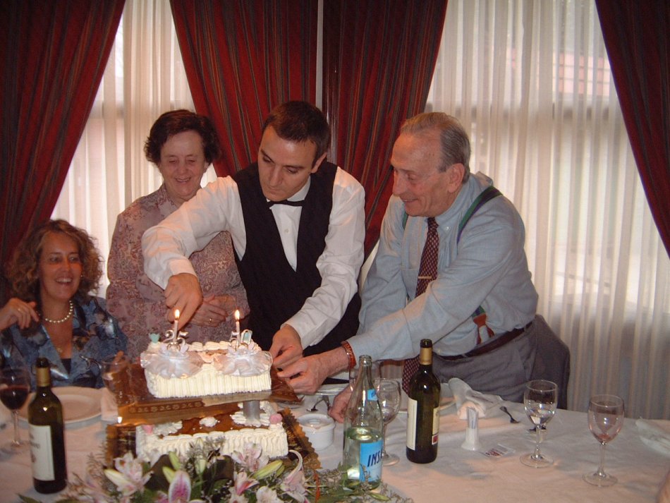 Acto protocolario de reparto de la tarta nupcial.