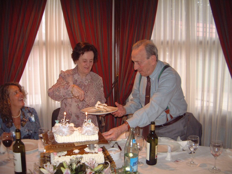 Acto protocolario de reparto de la tarta nupcial.