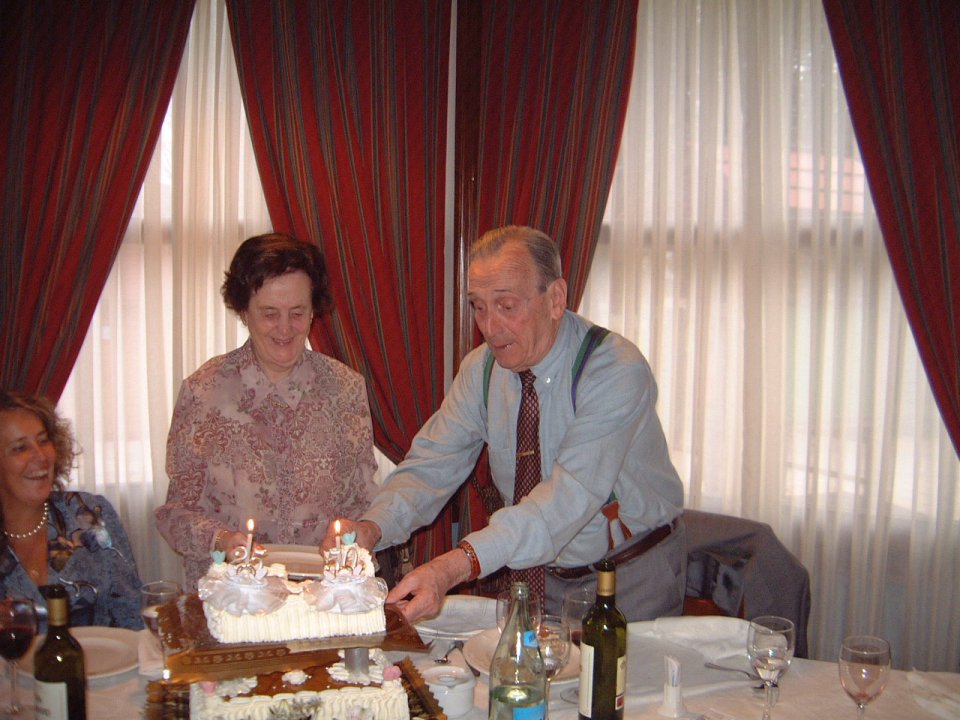 Acto protocolario de reparto de la tarta nupcial.