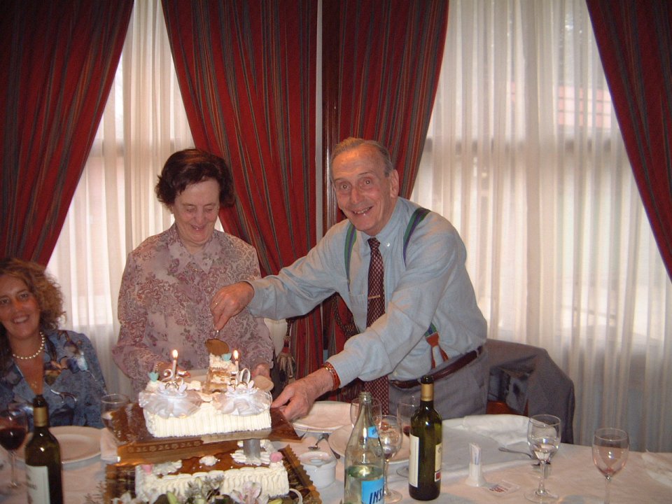 Acto protocolario de reparto de la tarta nupcial.