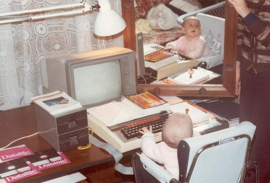 Primeras lecciones de inform�tica con el BBC Acorn. Casa de IbaiOndo. Un a�o