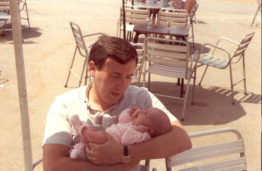 Verano de 1983. Playa de Ereaga. Con Leire recién nacida.