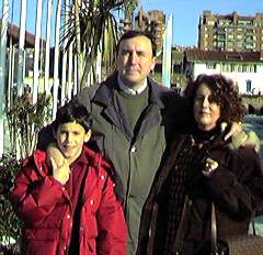 Mi familia (mi hermana Leire saca la foto). Al fondo se ve la Casa de Na�fragos (Muelle de Arriluze, s/n. Algorta).