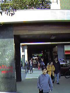 Adelante (entrando en los soportales de la c/ Mayor)