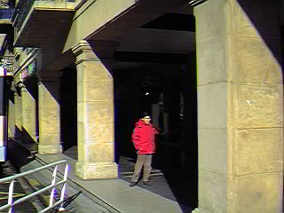 Soportales de la c/ Eduardo Coste con tiendas y cafeter�as.