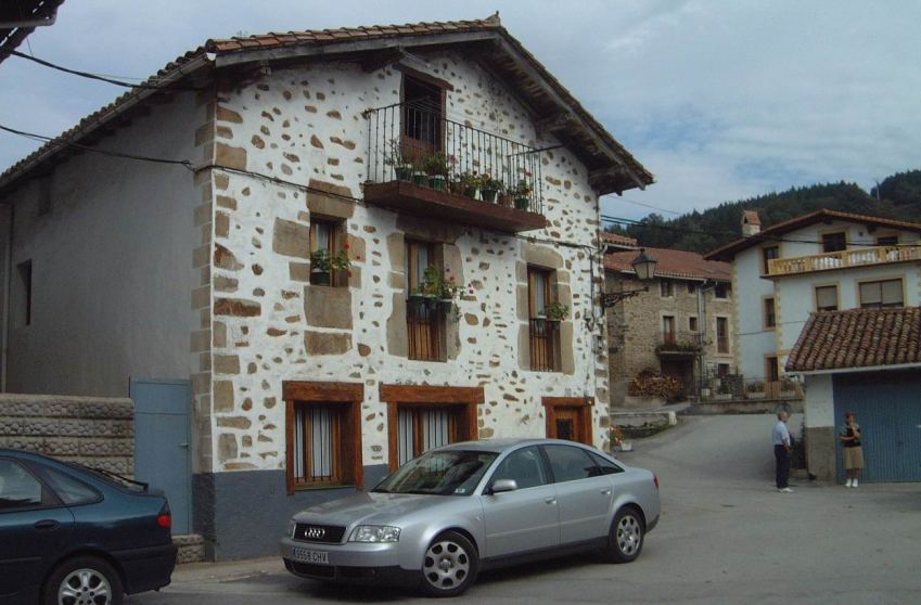En los bajos de esta casa estaba la tienda de Margari, que viva con Julio (que fue alcalde) en los pisos superiores.