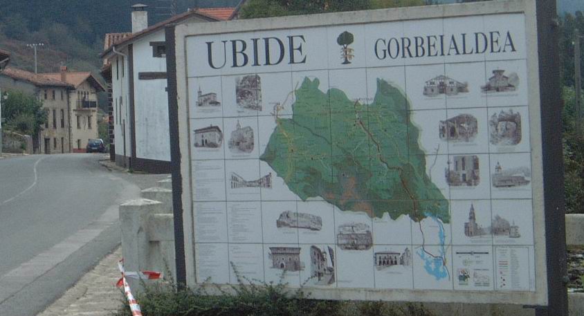 Vista de la carretera Bilbao-Vitoria, donde se aprecia al final nuestra casa junto a la aduana.