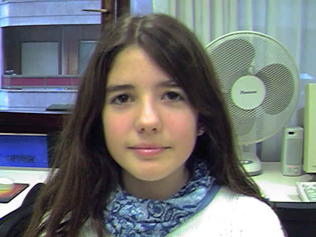 Soy YOANA. ODIO PROFUNDAMENTE... que el profesor de euskera nos mire a las tres que estamos en la esquina como si quisiera que di�ramos el visto bueno a lo que ha dicho; Las comparaciones entre las personas; Las mentiras; Que la gente sea impaciente; Hacer da�o; La deslealtad; La pol�tica; La espera; Las discusiones por tonter�as; Las injusticias; La alergia; La hipocres�a; que la gente crea que no es capaz de hacer algo simple; ...el ir andando con alguien que lleva el paraguas en el brazo, y de mientras te va dando el la pierna; Las generalizaciones; Odiar�a ser minero; La humedad; Renunciar a algo antes de intentarlo; Los contestadores; El sonido del tel�fono. AMO APASIONADAMENTE... que la gente escuche y sea leal; Conseguir los objetivos; Las cristaleras; La luz; Los colores; Comparar los jardines; Viajar; Aprender; Los ni�os; La naturaleza; El silencio; Las fresas; El atardecer; El olor a mar; Los olores agradables como el del pan; Levantarme por la ma�ana con el canto de los p�jaros; O�r ruidos; Asomarme por el balc�n; La noche; La luz de la luna; Mirar el cielo oscuro en las noches calurosas de verano; Mirar las formas de las nubes blancas con el cielo azul claro de fondo; Recordar momentos agradables; Imaginar; El ambiente por las ma�anas de verano; El silencio del autob�s de la ma�ana porque todos est�n dormidos; Observar a un ni�o mientras duerme; Mirar por la ventanilla de un avi�n y ver todo lo que hay por debajo; Que todo salga como se hab�a esperado; La sonrisa; La amabilidad; El compa�erismo; La alegr�a; El no sentirte solo; Sacar fotos; Recordar viajes o lugares visitados mediante las fotos; Escuchar m�sica significativa; Ver a la gente contenta; Ver a extranjeros o gente de otros sitios visitando el lugar donde vives; La curiosidad; Las buenas sorpresas; Comprar regalos; Mirar los escaparates de las tiendas...