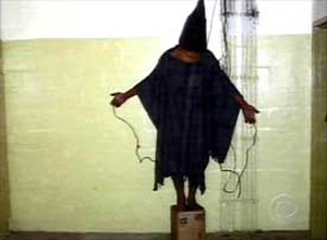 Un reo tuvo que sostenerse durante horas sobre una pequea caja. El equilibrio era su garanta de vida. Segn le dijeron los militares estadounidenses, los cables a los que estaba conectado le electrocutaran si se caa. Imagen de tortura en la tenebrosa crcel de Abu Ghraib (Irak)