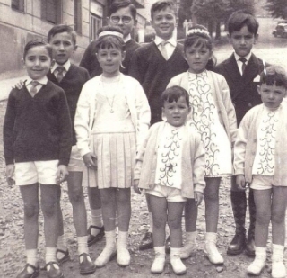 El autor, 2º a la izquierda, con sus hermanos y algunos de sus primos...