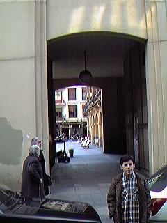 Acceso a la 'Plaza de los Enanos' en la c/ Paulino Mendibil.