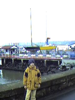 Continuando por el Muelle de Las Arenas se contempla el embarcadero municipal y el puerto deportivo, punto de partida del navegante getxotarra D. Jos� Luis de Ugarte, conocido por su participaci�n en diversas regatas internacionales, como la 'Boc Challenge' y la 'Vend�e Globe'. 