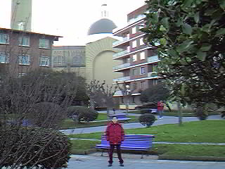 Cruzando la plaza hacia la iglesia de Nuestra Se�ora de Las Mercedes.