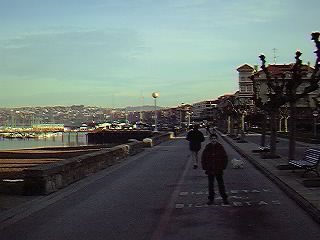 Paseo por el Muelle de Las Arenas, desde la playa de Areeta a la de Ereaga.