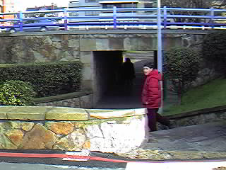 Hacia el paso subterr�neo por debajo de la Avda. Zugazarte.