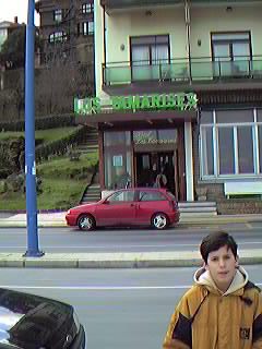 Hotel Los Tamarises ***. Direcci�n: Playa de Ereaga, s/n. Algorta. Tel: 94 4910005 /06. Precio aproximado habitaci�n doble: 17.000 pts.