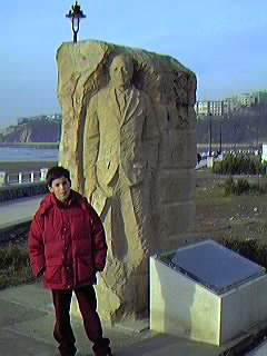 Detalle de la escultura en honor al Doctor Pedro Bilbao.