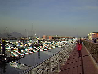 Paseo del embarcadero con cafeter�as,...