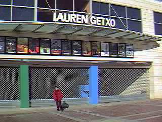 Zona de ocio con multicines,... Accede a su Web de programaci�n.