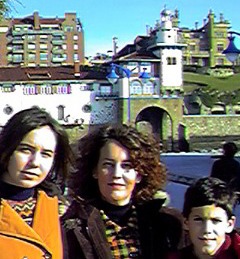Mi familia (mi 'aita' saca la foto. Pulsa aqu� para ver a mis padres). Al fondo se ve la Casa de Na�fragos (Muelle de Arriluze, s/n. Algorta): Documentada en 1.920, se trata de una obra de Ignacio Smith. Imita las caracter�sticas de un gran caser�o de dos pisos. En una esquina, surgiendo del mar en grandes arcadas, se alza una torre de faro de secci�n circular.