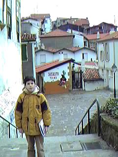 Retrocede por Usategi Jaispidea, hacia el Puerto Viejo de Algorta.