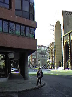 Areetako Etorbidea, hacia el Puente Colgante. En este edificio se encuentran las oficinas del sindicato ELA.