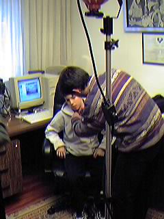 Preparando el micrfono de corbata antes de la entrevista.