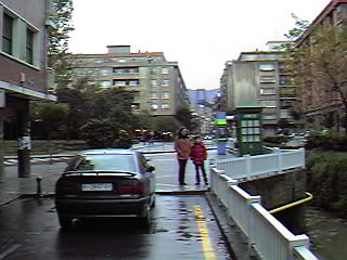 Ya est�s en el inicio de Romo desde la Plaza del Metro de Las Arenas. Al fondo ya se puede ver el majestuoso Puente Colgante.