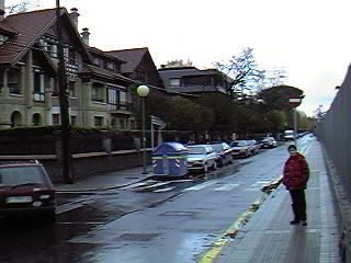 Seguimos por la calle Negubide, hacia la estaci�n de Metro de Gobela.