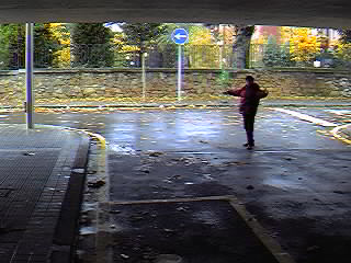 Est�s bajo las v�as de la estaci�n de Metro Gobela, y debes elegir un sentido de recorrido de la c/ Negubide.