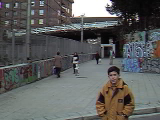 Arriba de las v�as del Metro, c/ Bidezabal. Sube con un click.