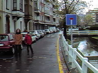 Seguimos por la calle Errekagane hacia la Plaza de la Estaci�n (Metro de Las Arenas).